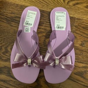 Guess flip flops 💜